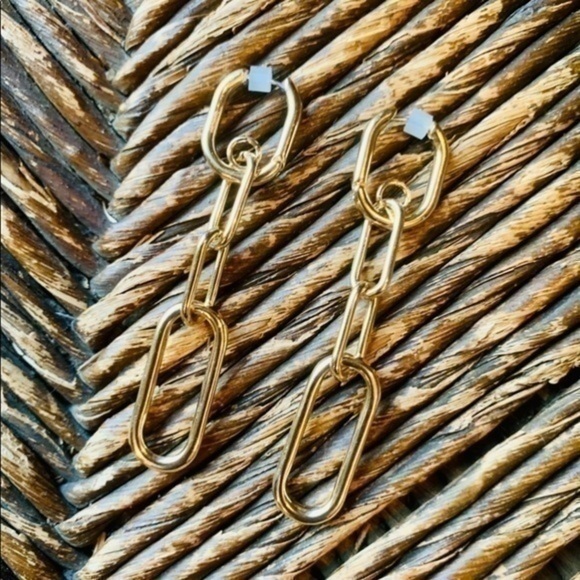 ✨✨Gold Tone Longline Chainlink Dangle Earrings ✨✨ - Picture 4 of 5